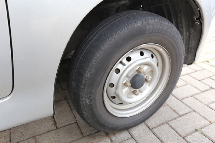 Harus Tahu, Ini Efek Ban Mobil Bekas Kotor Enggak Pernah Dibersihkan