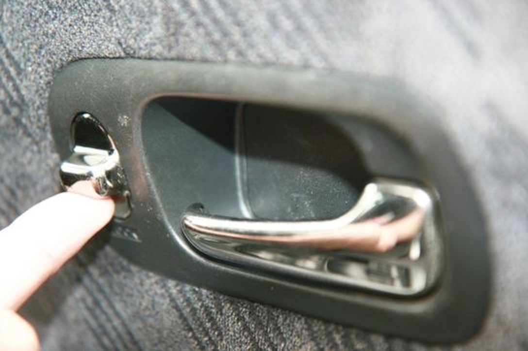 Pintu Mobil Baris Kedua Tak Bisa Dibuka? Bisa Gara-gara Ini!