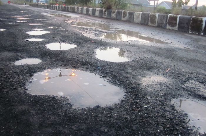 Perempuan Pasti Bisa, Ini Cara Mudah Hindari Mobil Hantam Lubang Di Jalan