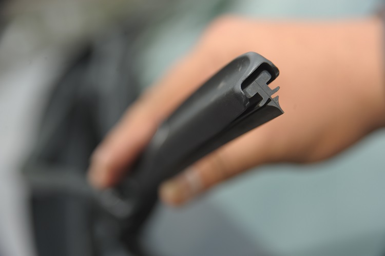 Musim Hujan, Begini Cara Mudah Ganti Karet Wiper Mobil Bekas Sendiri