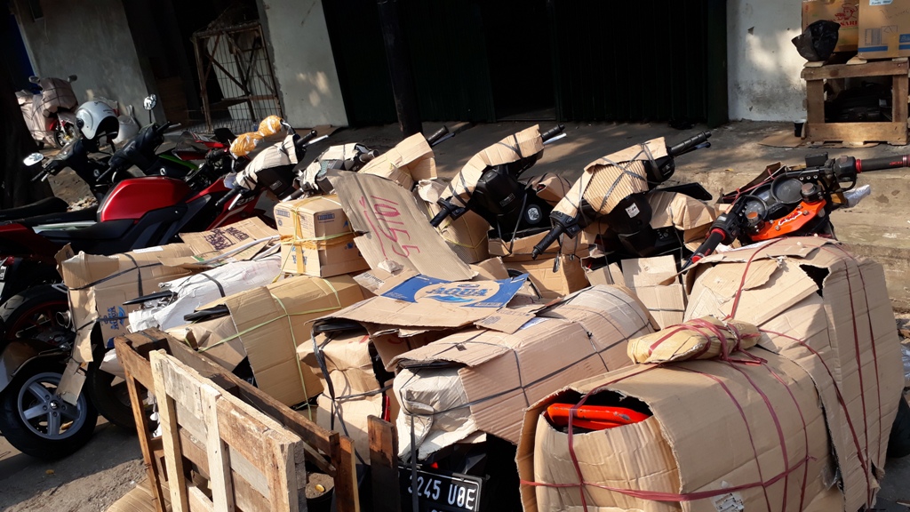 Berasa Ribet, Ini Alasan Wajib Kuras Bensin dan Copot Spion saat Kirim Motor Via Kereta Api