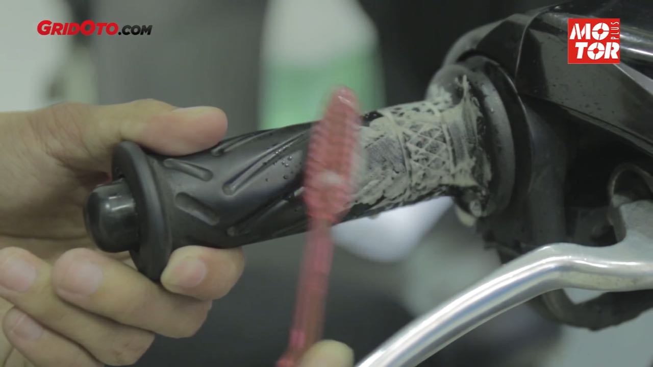 Cara Mudah Membersihkan Kerak kotoran Di Handgrip Motor Bekas
