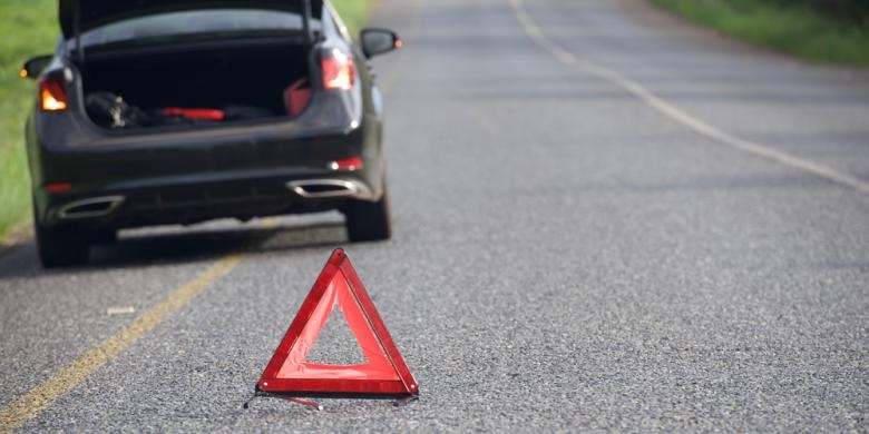 Tak Banyak yang Paham, Ini Aturan Pasang Segitiga Pengaman Saat Mobil Mogok