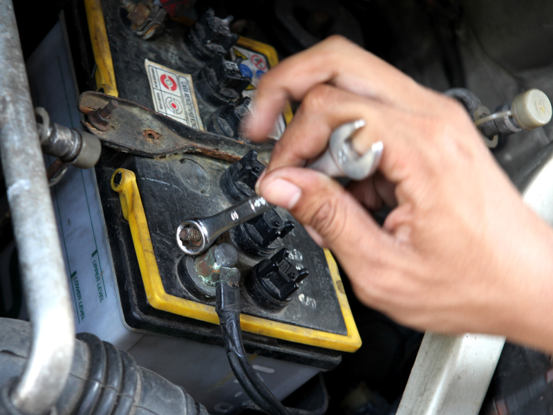 Begini Dampaknya Bila Kepala Aki Di Mobil Bekas Kendur Dibiarkan