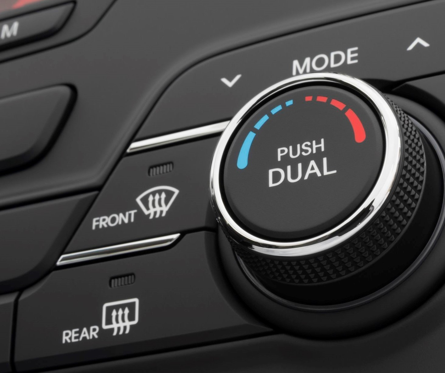 Jangan Diabaikan, Kenali Gejala Defoger Mobil Perlu Diservis