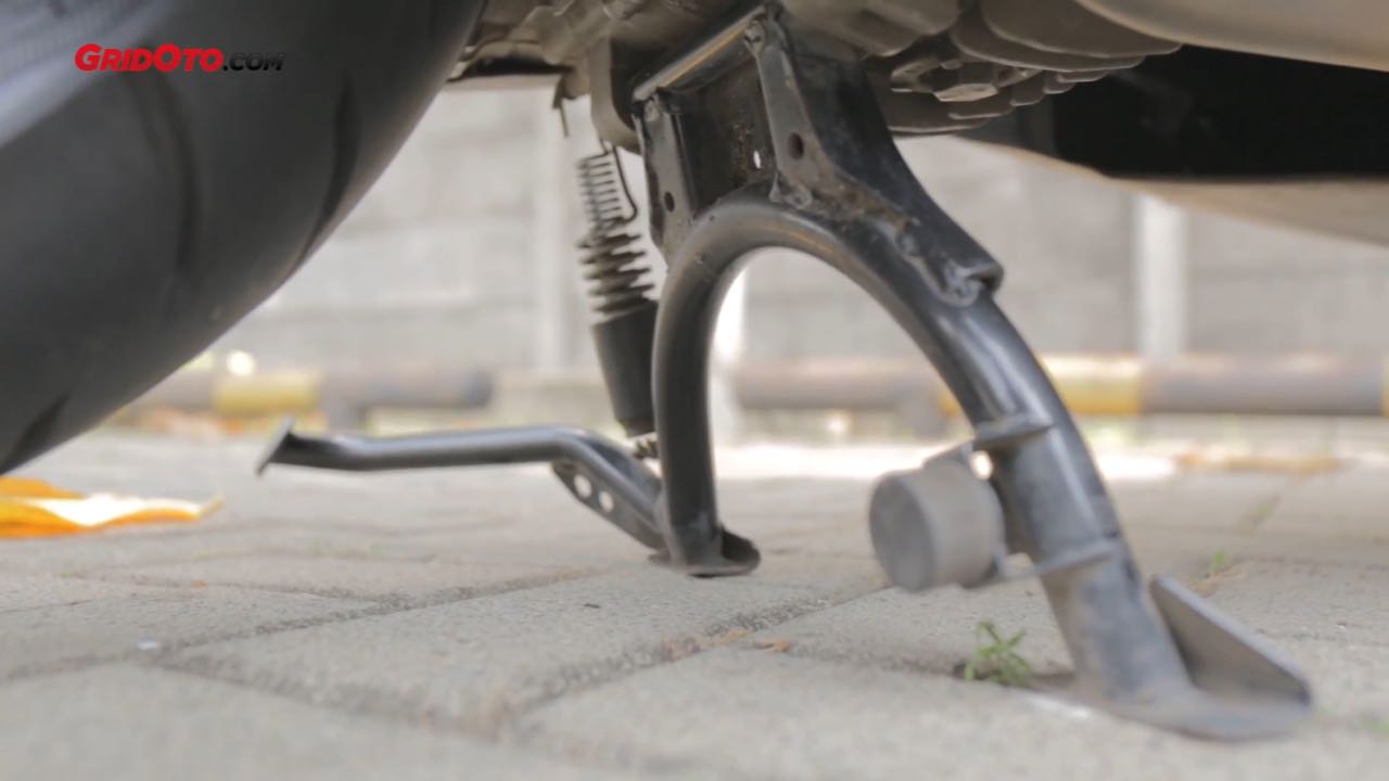 Awas Motor Parkir Terlalu Lama Pakai Standar Samping Bikin Sokbreker Bocor
