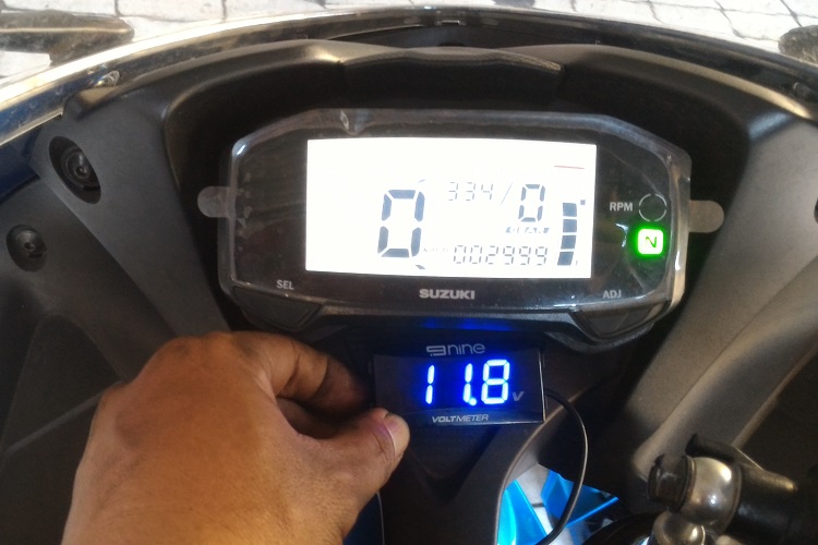 Gak Perlu Mekanik, Begini Cara Pasang Voltmeter Tambahan di Motor