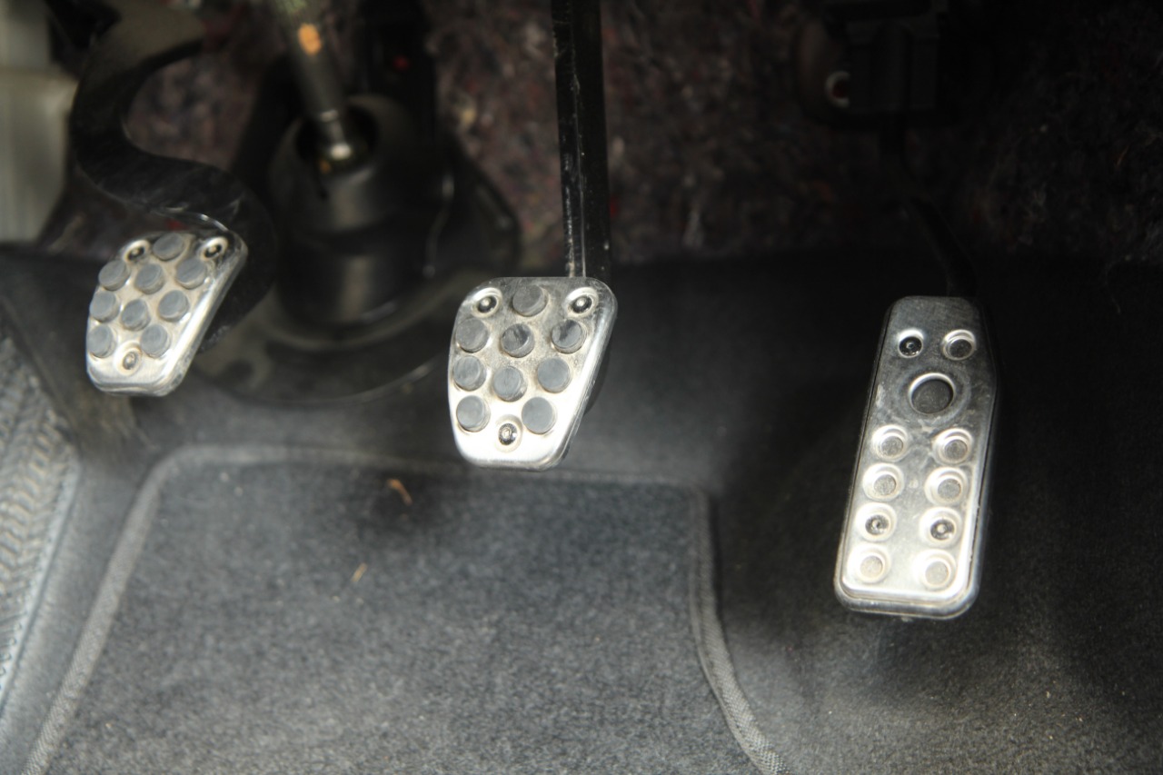 Bikin Kaki Pegal, Ini 3 Penyakit yang Bikin Pedal Kopling Mobil Keras