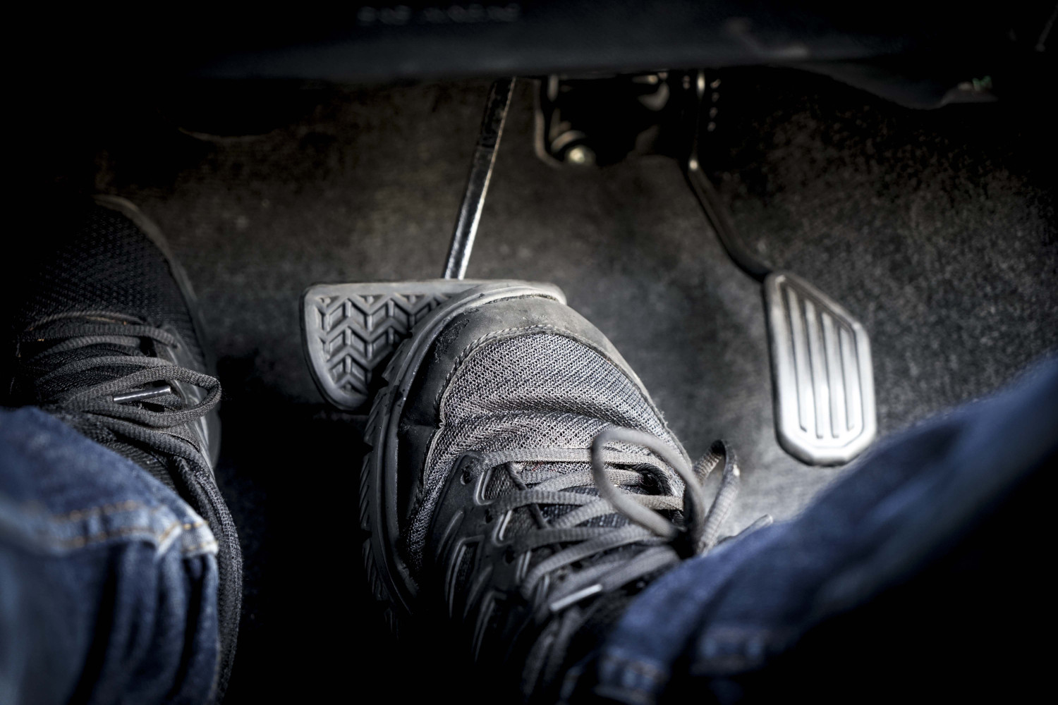 Pedal Rem Mobil Dalam Saat Diinjak, Ini Tanda Perlu Kuras Minyak Rem