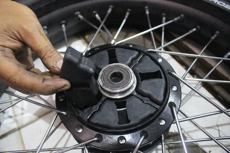 Tiga Efek Samping Membiarkan Karet Nap Gir Di Motor Bekas Rusak