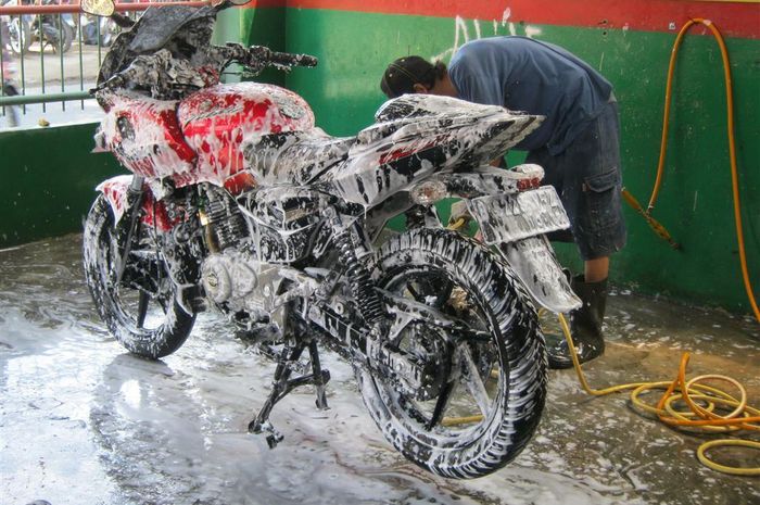 Ini Efek Samping Mencuci Motor Bekas Kesayangan Pakai Sabun Colek