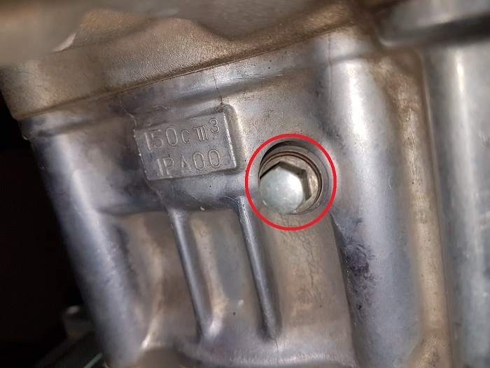 Nggak Perlu Mekanik, Begini Cara Kuras Air Radiator Motor Bekas Di Rumah