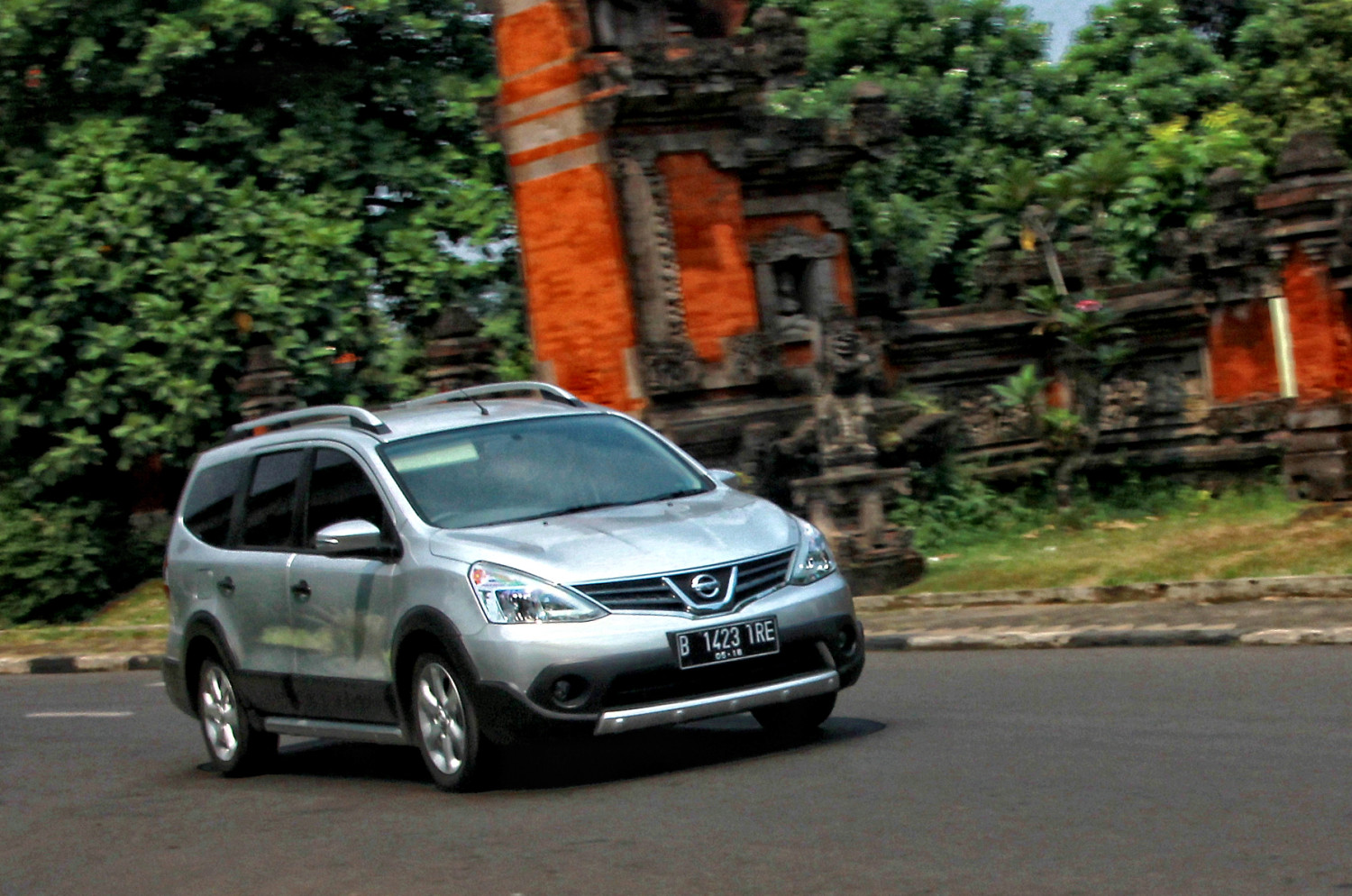 Nissan, Nissan Livina, Nissan Grand Livina Bekas Pajak Hidup Bodi Mulus Harganya Segini