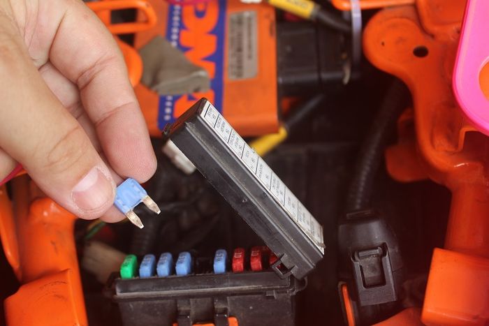 Ternyata Rumah Sekring Mobil Bekas Dibiarkah Meleleh Bahayanya Begini