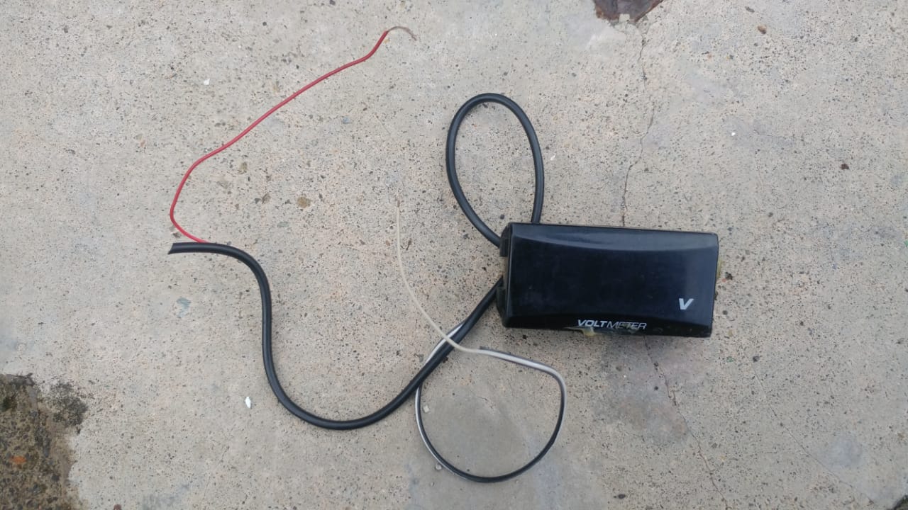 Gak Perlu Mekanik, Begini Cara Pasang Voltmeter Tambahan di Motor