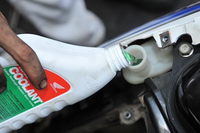 Kuras Air Radiator Motor Bekas Jangan Asal, Begini Cara Yang Benar