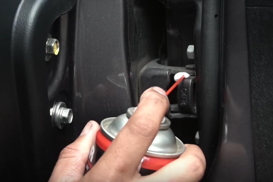 Sambil Ngabuburit, Begini Cara Melumasi Engsel Pintu Mobil Bekas Biar Lancar