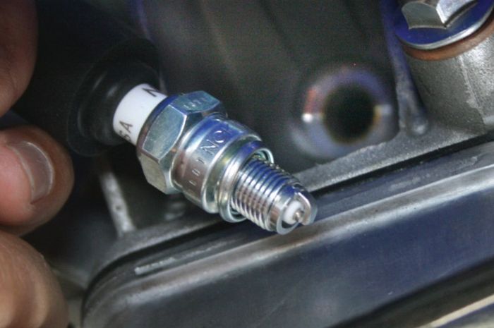 Ternyata Ini Penyebab Percikan Api Busi Di Motor Bekas kecil Dan Berwarna Merah