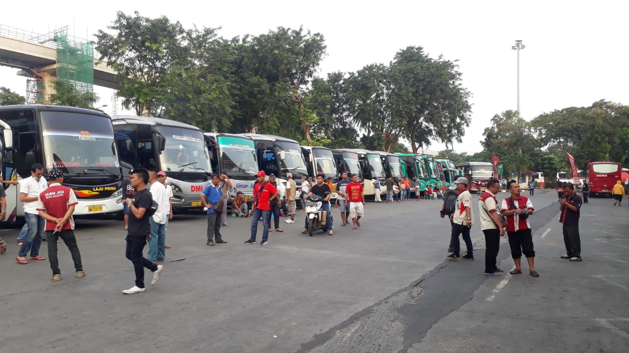 Ratusan Penumpang Tiba, Terminal Kampung Rambutan Masih Ramai Arus Balik Nataru