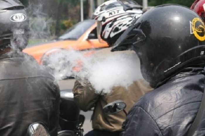 Warga Gugat UU LLAJ ke MK, Ini Efeknya ke Orang yang Suka Merokok Sambil Berkendara
