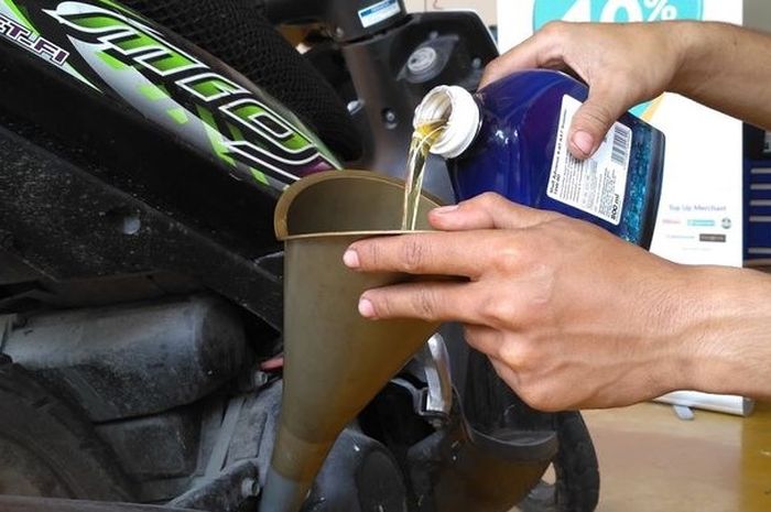 Ganti Oli Mesin Motor Bekas Sendiri Di Rumah, Begini Caranya Yang Benar
