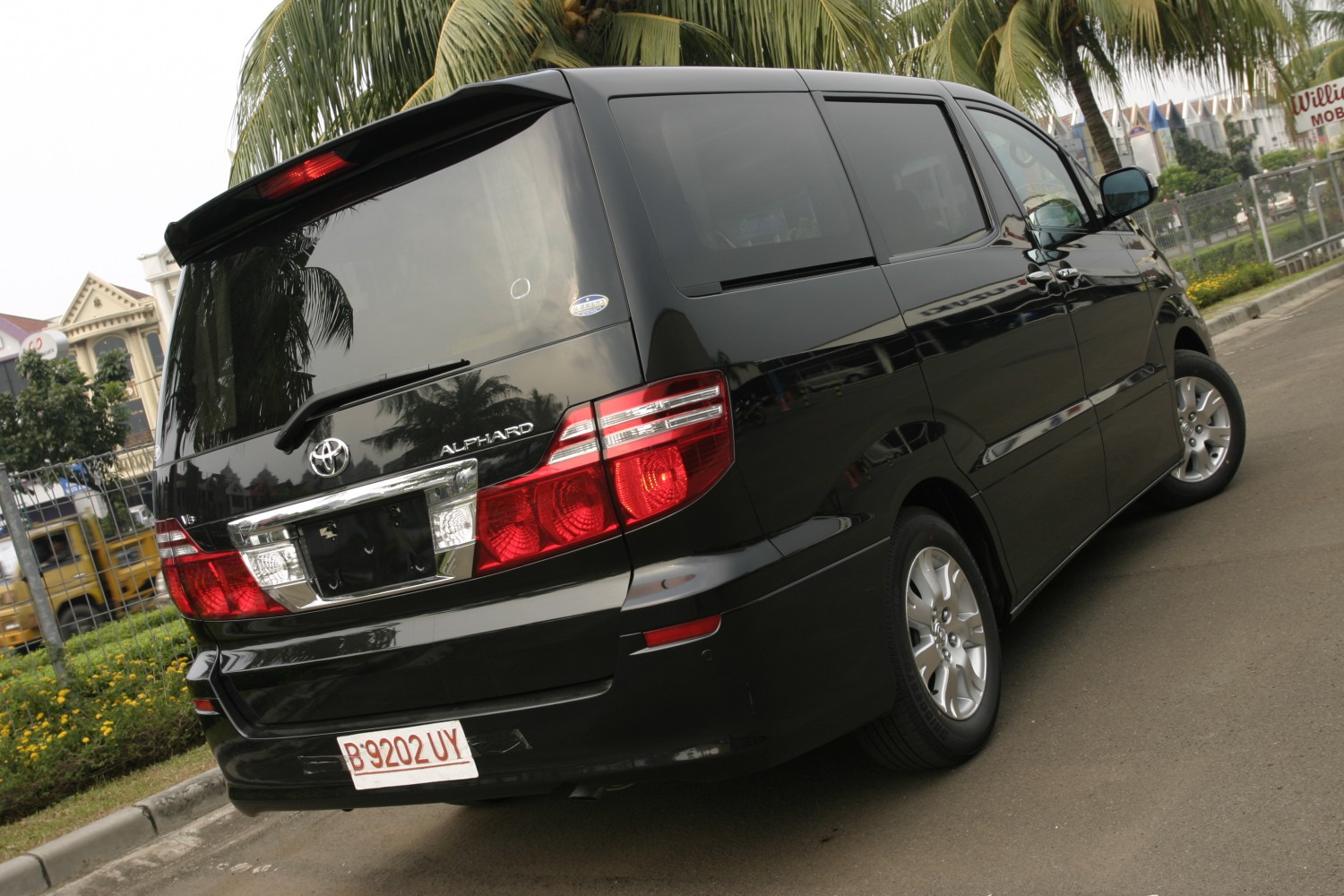 Pulang Mudik Naik Mobil Bekas Toyota Alphard 2003, Mewah Luas Harga Cuma Segini