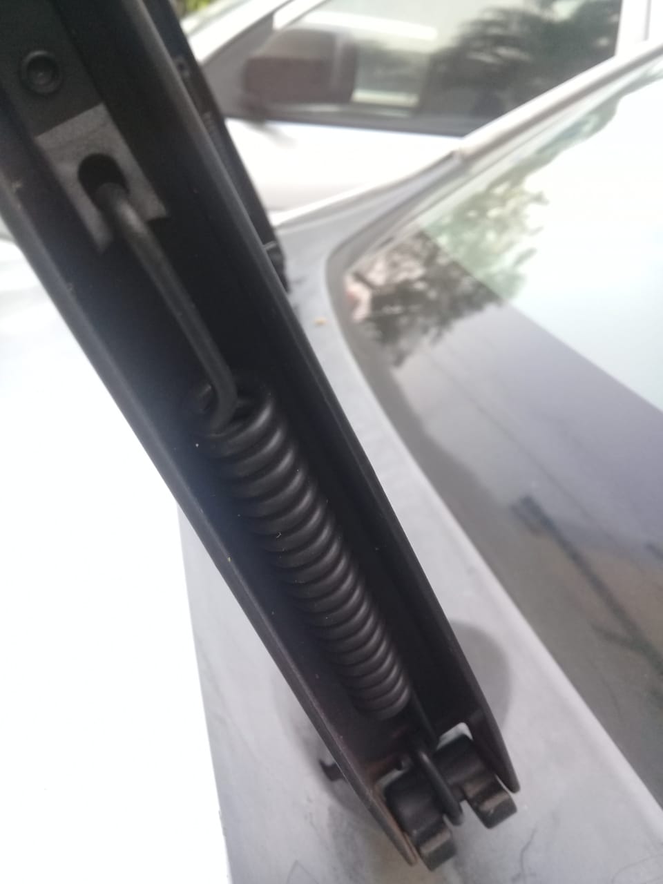 Ternyata Ini Alasan Pemilik Mobil Selalu Angkat Wiper Saat Parkir Lama