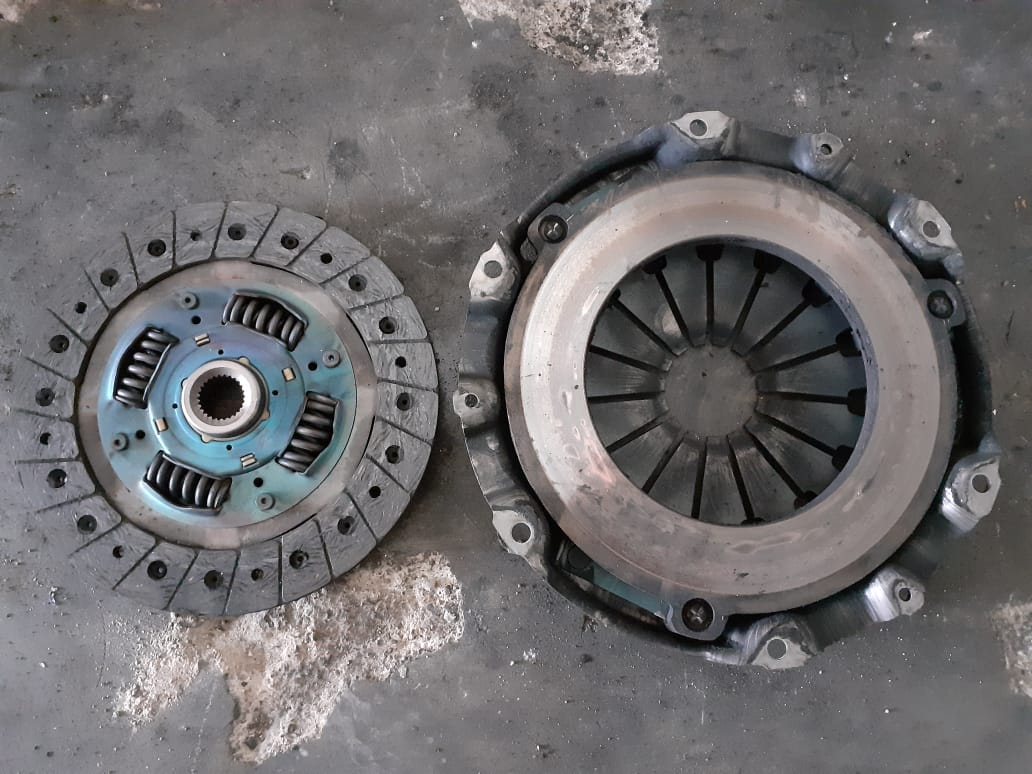 Hati-hati, ini Penyebab Mobil Bekas Manual Tercium Bau Hangus