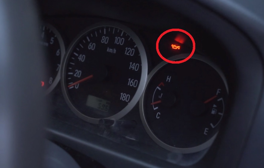 Perlu Tahu, Ini Salah Satu Penyebab Indikator Oli Mesin Mobil Menyala
