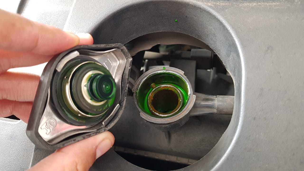 Ini Sebabnya Ada Kode-kode Angka di Tutup Radiator Mobil Bekas