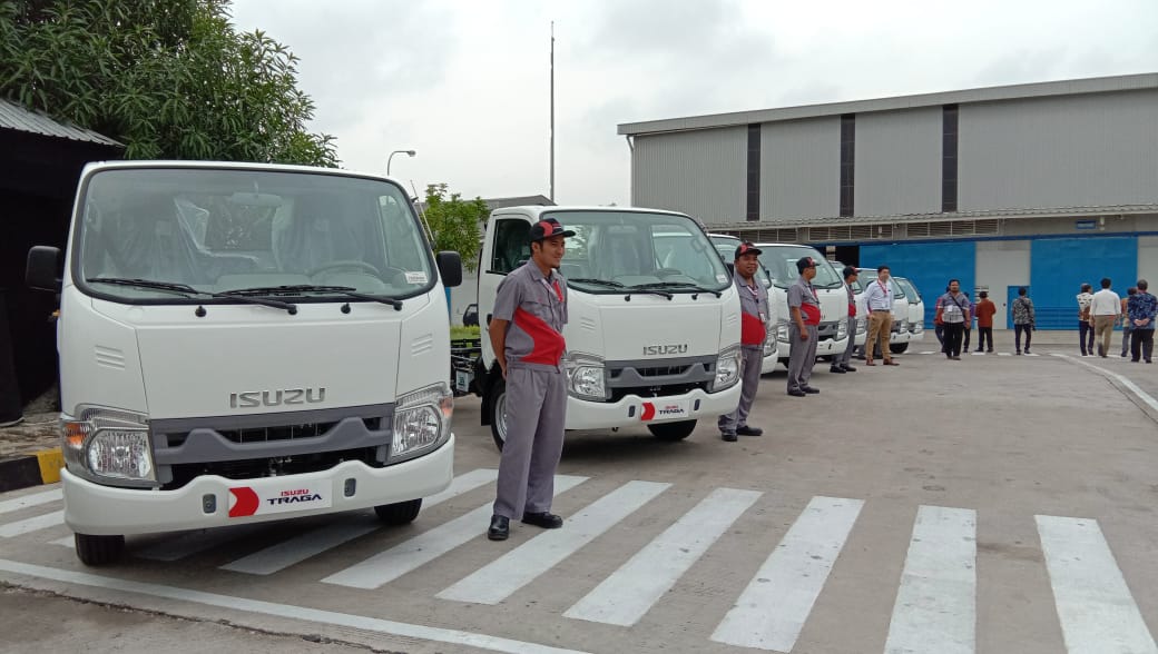 Di Balik Setir Mobil Niaga saat Ramadan, Ada Kisah Perjuangan yang Diburu Isuzu