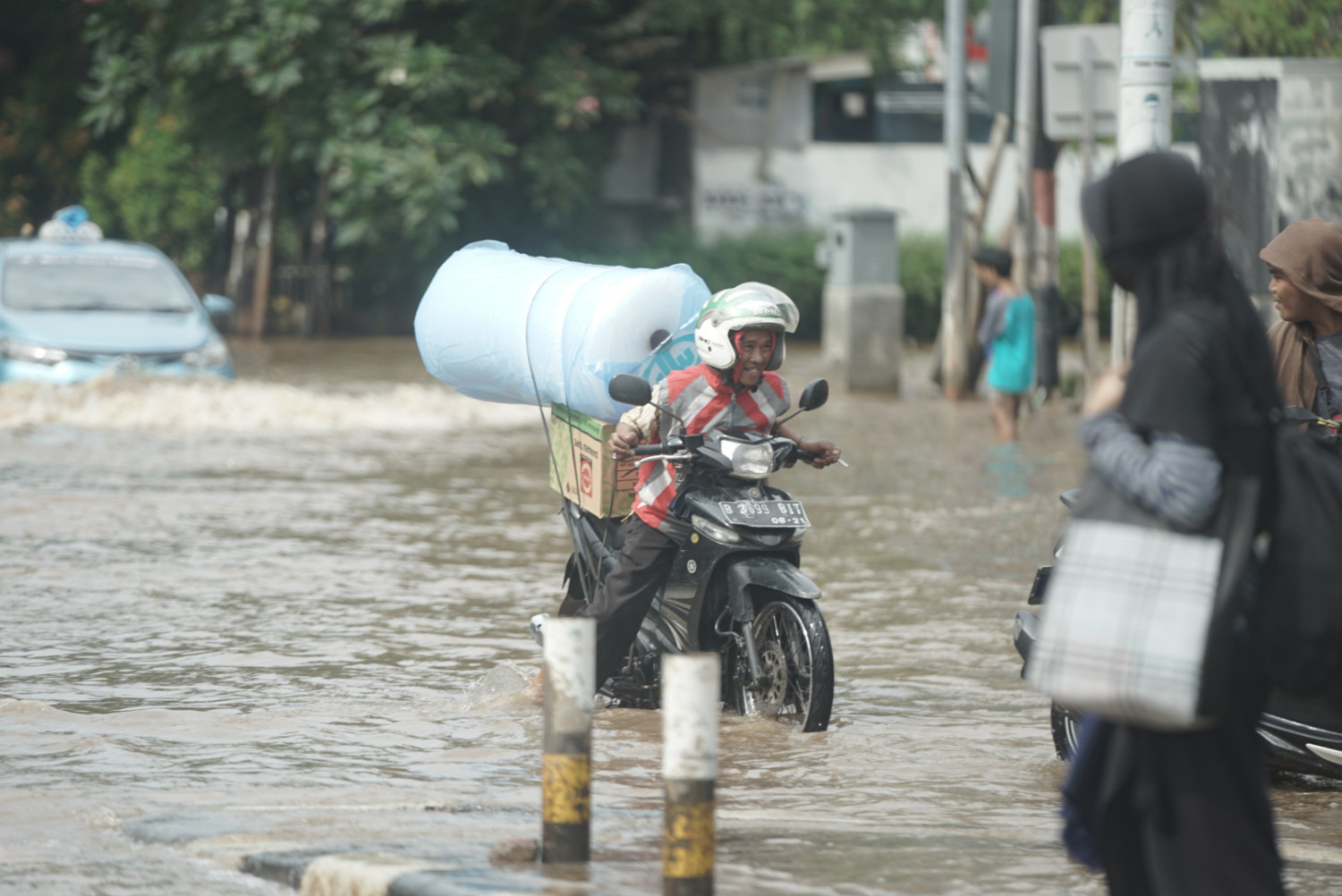 Sipa Tahu Membantu, Ini 8 Tips Kalau Terpaksa Terjang Banjir Pakai Motor