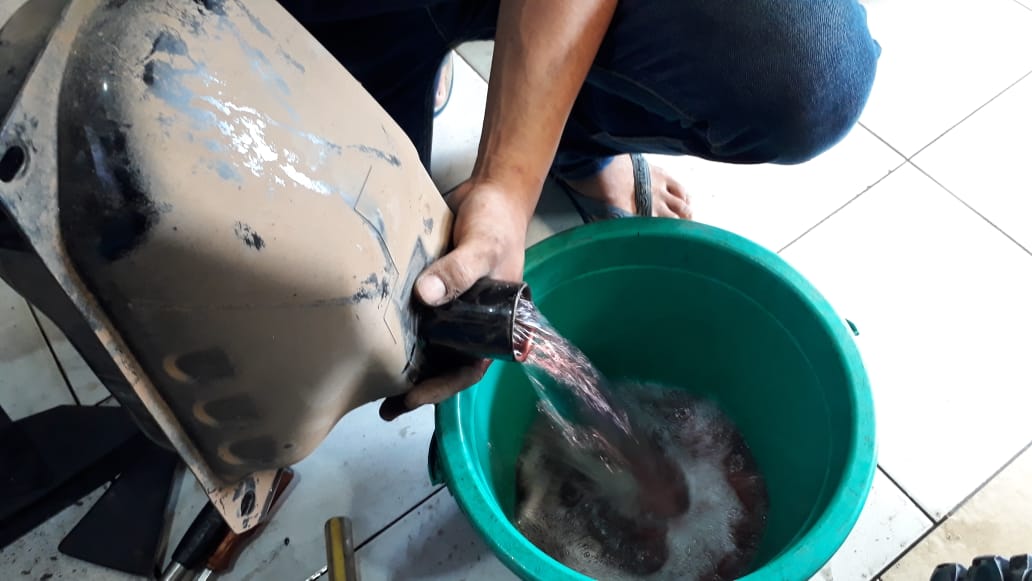 Harus Tahu, Ini Manfaat Menguras Tangki Motor Bekas Secara Berkala