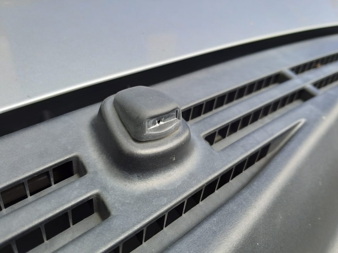 Sambil Ngabuburit, Begini Cara Bersihkan Lubang Air Wiper Mobil Bekas