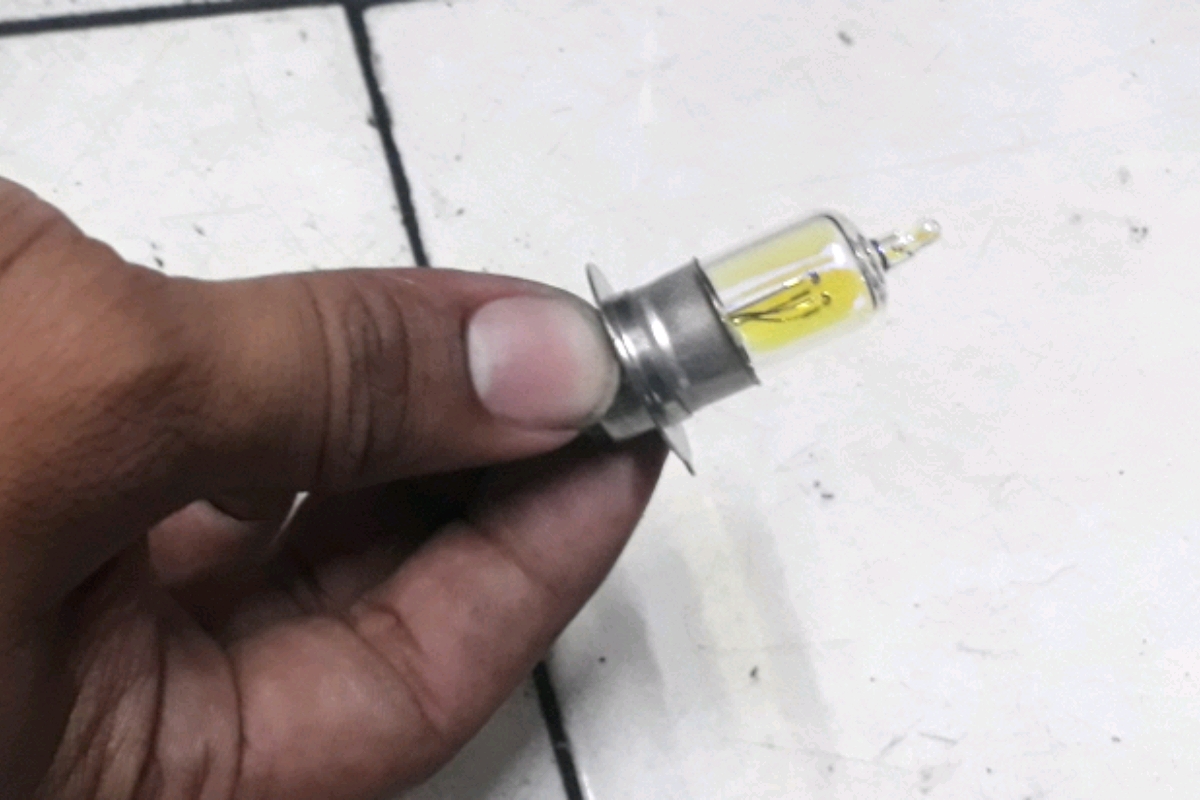 Kaca Lampu Bohlam di Motor Bekas Jangan Dipegang, Ini Alasannya