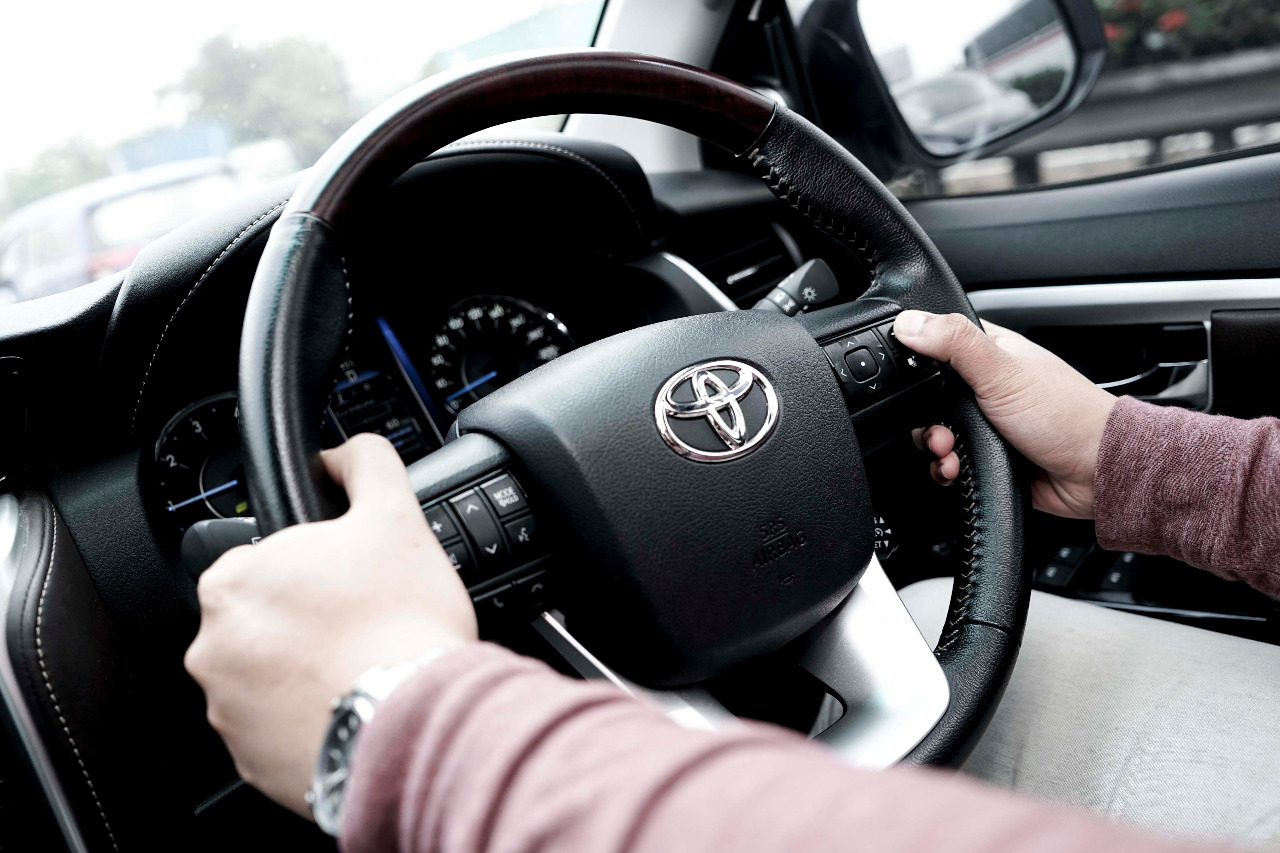 Ladies Ternyata Begini Cara Pegang Setir Mobil yang Gak Bikin Pegal