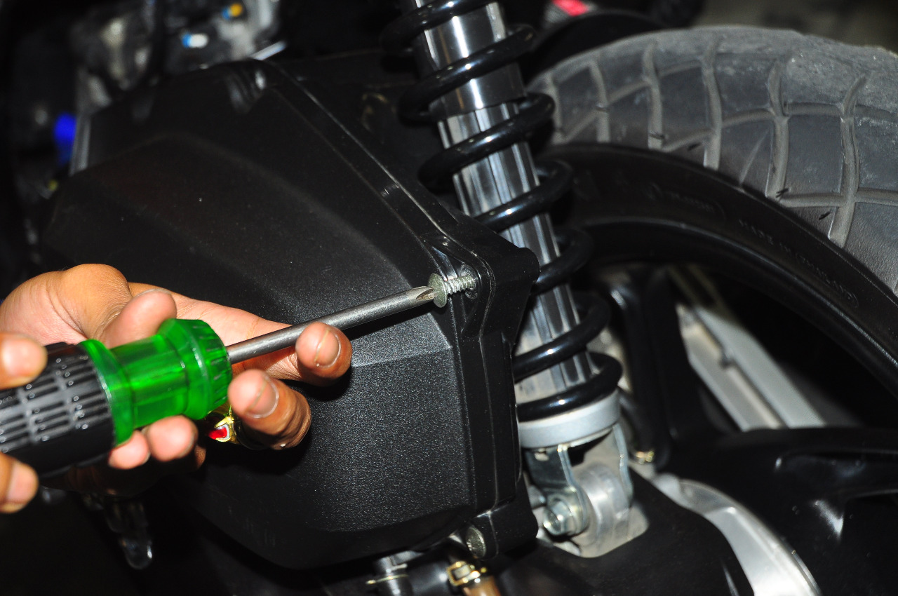 Cara Mudah Mengatasi Baut Box Filter Udara Di Motor Bekas Slek