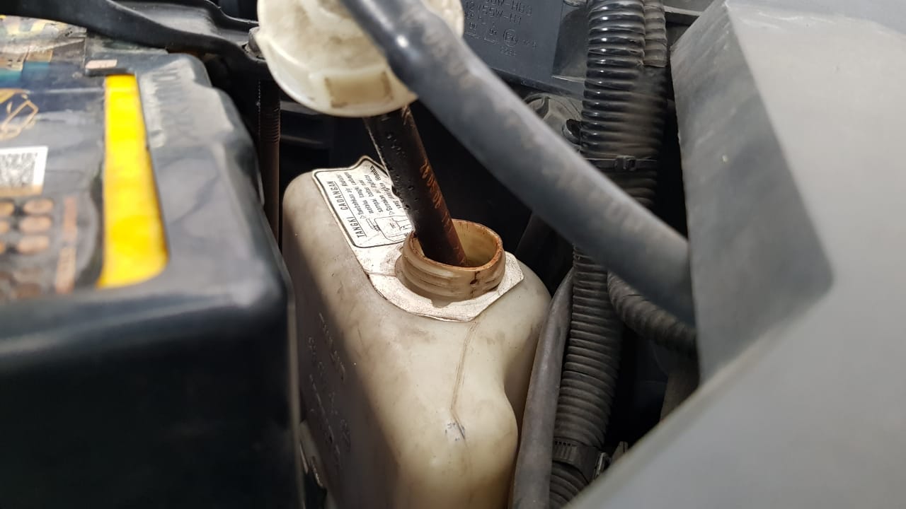 Sebelum Mudik Kenali Penyebab Ada Oli Di Tabung Reservoir Radiator Mobil Bekas