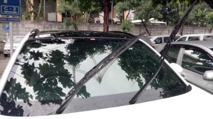 Bukannya Awet,  Angkat Wiper Mobil ke Atas Justru Jadi Begini
