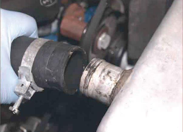 Begini Ciri-cirinya Kalau Selang Radiator Di Mobil Bekas Mulai Getas