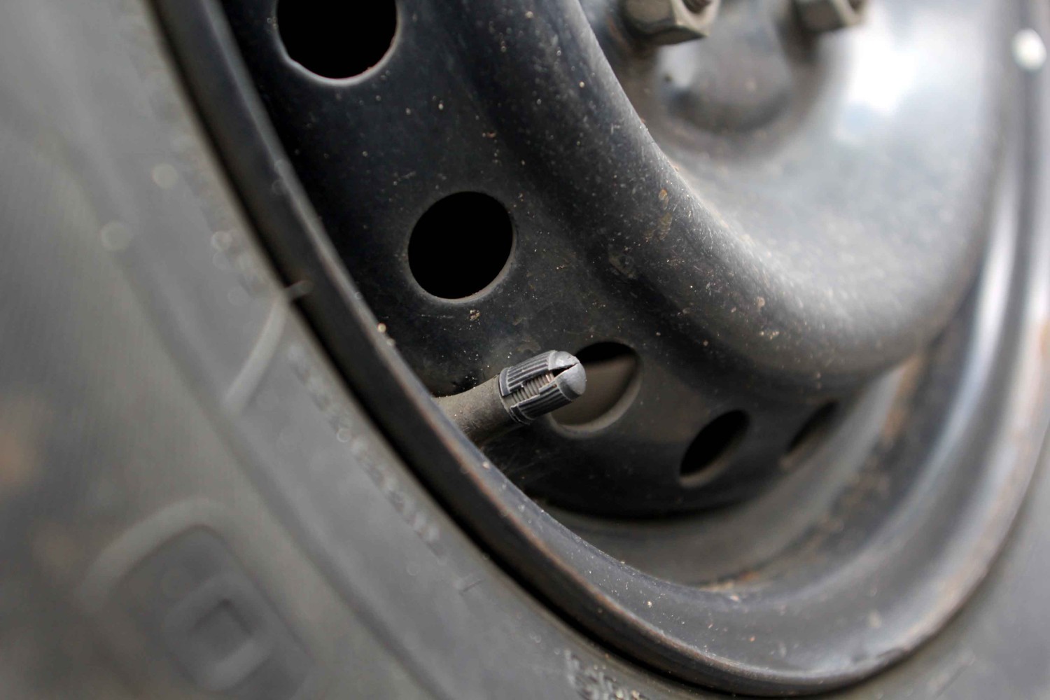 Jangan Cuek, Ini Ciri Pentil Ban Mobil Bekas Yang Bisa Bikin Repot Di Jalan