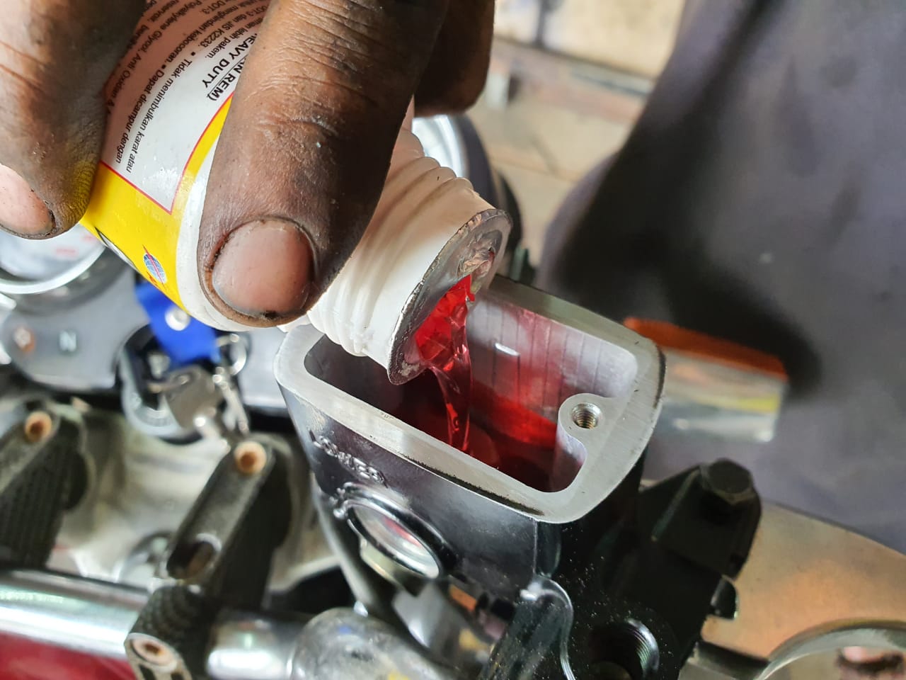 Persiapan Turing Lebaran, Ini Ciri Minyak Rem Di Motor Bekas Tercampur Air