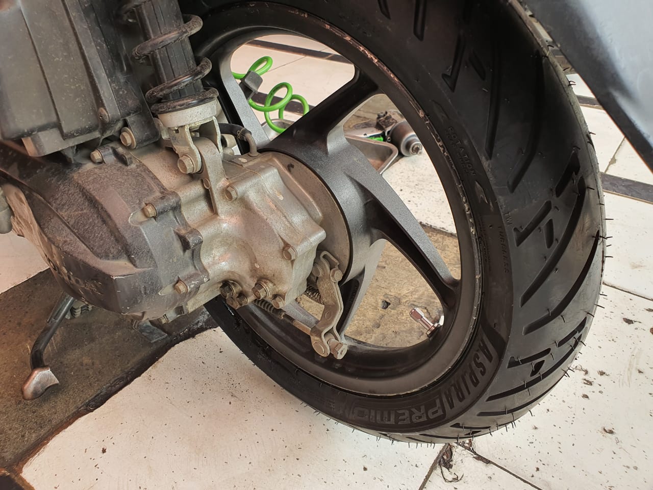 Begini Cara Cek Keausan Kampas Rem Tromol Motor Bekas Tanpa Dibongkar