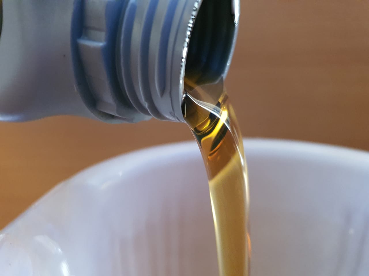 Alasan Kenapa Oli Mesin Baru Buat Motor Bekas Warnanya Berbeda-beda