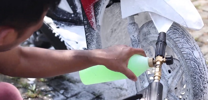 Musim Hujan, Kebiasaan Sepele Ini Bikin Bodi Motor Baret-baret Saat Dicuci