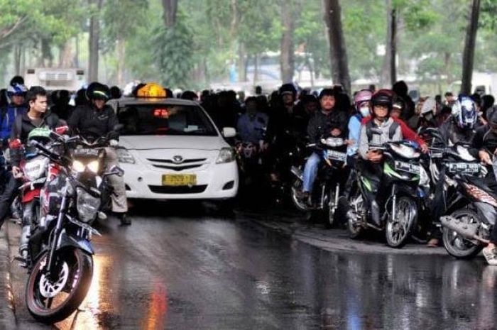 Ternyata Bahaya, Jangan Pilih Lokasi Ini untuk Menepi Jika Kehujanan di Jalan