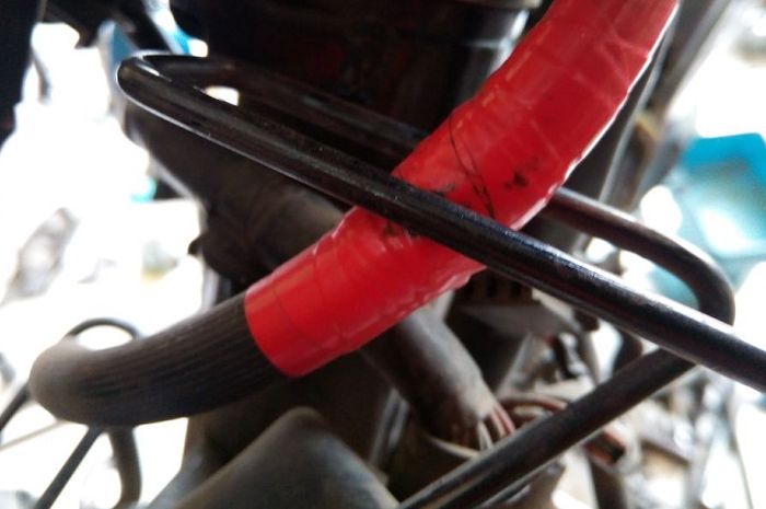 Cara Mengatasi Slang Rem Motor yang Bocor Saat Di Jalan, Simak Triknya