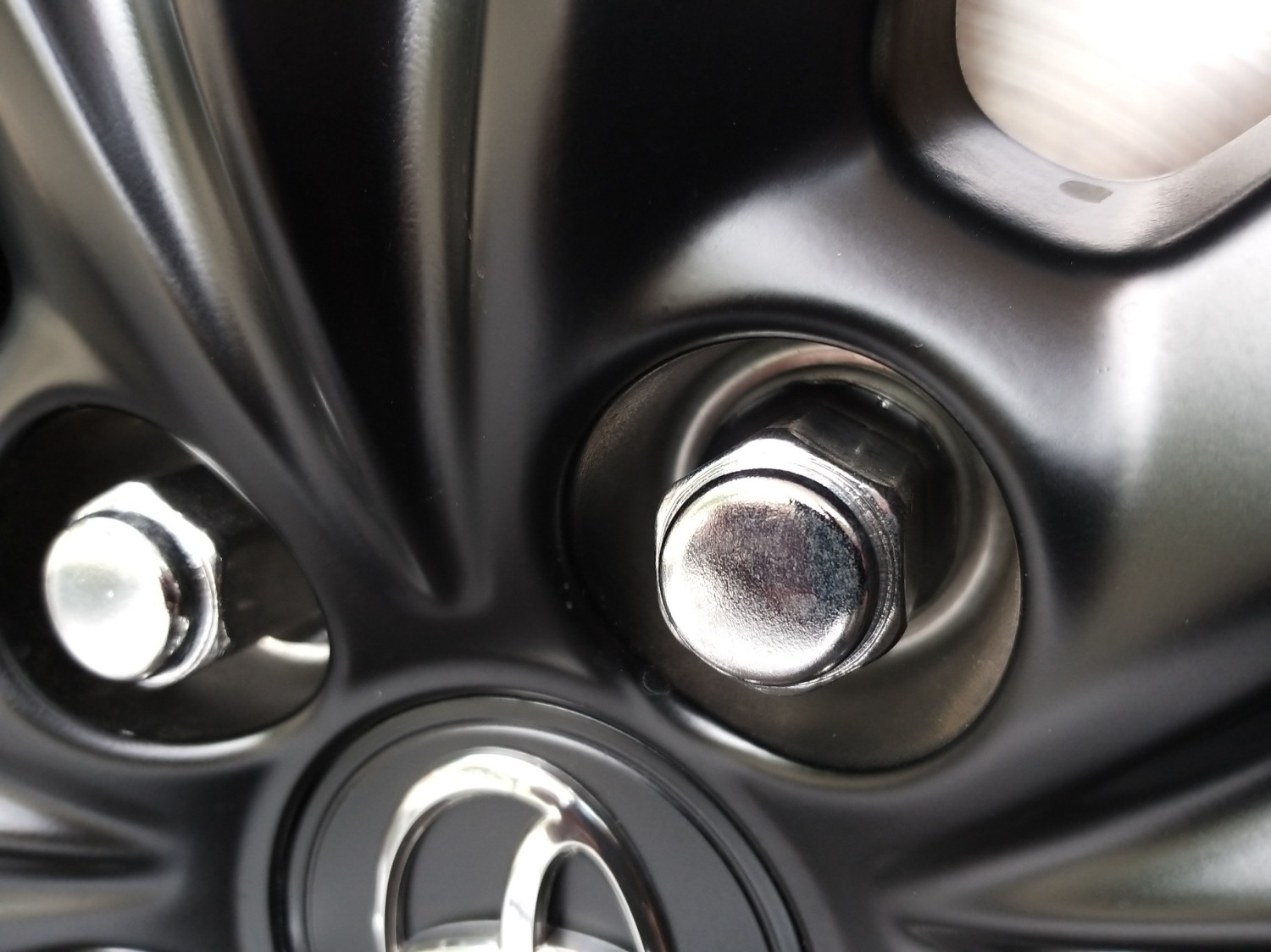 Ini Sebabnya Mengencangkan Mur Roda Di Mobil Bekas Harus Menyilang