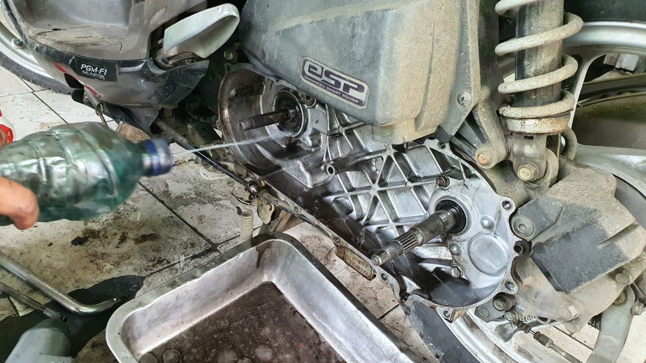 Gak Hanya Umur, Ini Dua Penyebab Sil Pulley Depan Motor Matic Rawan Rembes Oli
