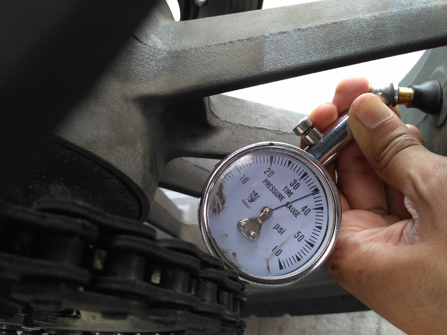 Ternyata Ini Efek Samping  Isi Angin Ban Motor Bekas Kelewat Kencang